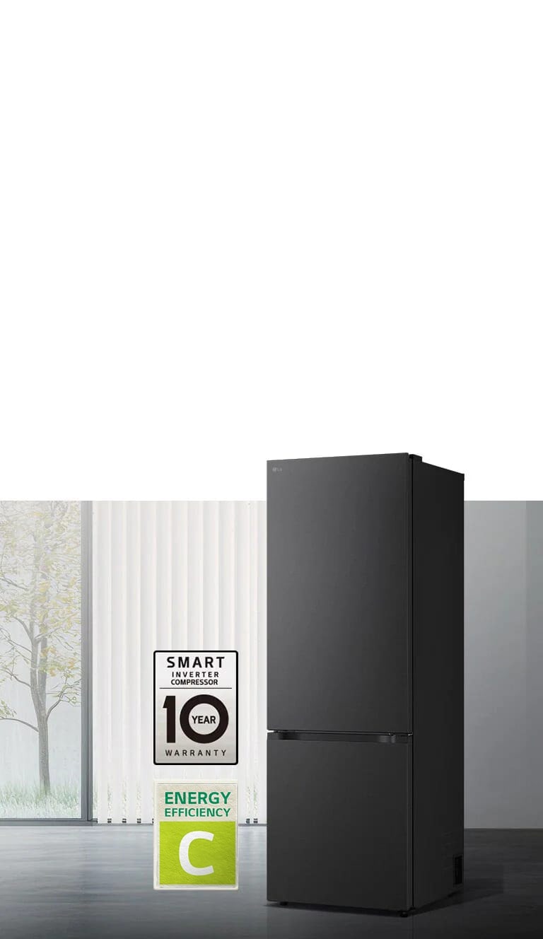 Réfrigérateur LG à congélateur en bas (GBBS726CEV) noir mat, vue de face dans une pièce lumineuse avec stores verticaux, compresseur garanti 10 ans et label d'efficacité énergétique A ci-dessous.