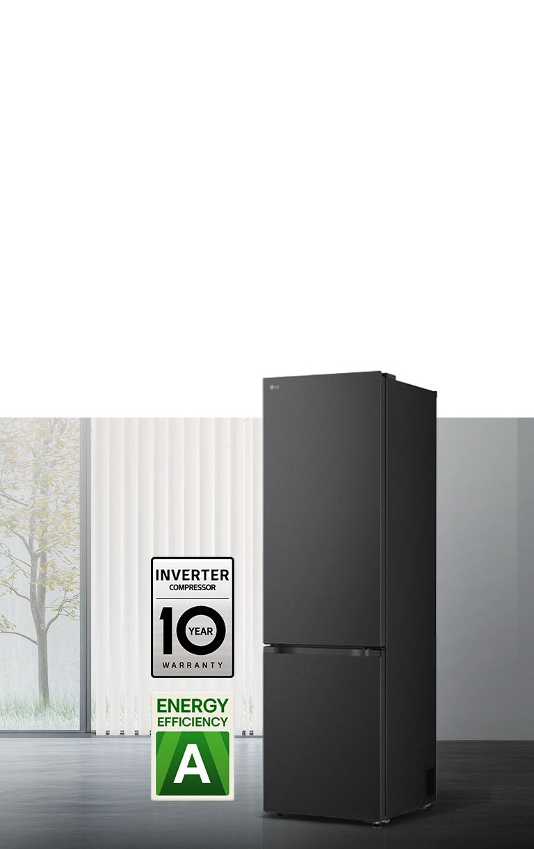 Réfrigérateur LG à congélateur en bas (GBBS726CEV) noir mat, vue de face dans une pièce lumineuse avec stores verticaux, compresseur garanti 10 ans et label d'efficacité énergétique A ci-dessous.