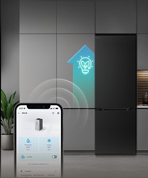 Le réfrigérateur LG avec congélateur en bas (GBBS726CEV) entièrement ouvert avec le compartiment réfrigérateur supérieur montrant les aliments dans les tiroirs ainsi que des superpositions bleues et des flèches soulignant l'intérieur spacieux.	