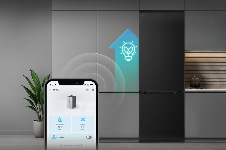 Le réfrigérateur LG avec congélateur en bas (GBBS726CEV) entièrement ouvert avec le compartiment réfrigérateur supérieur montrant les aliments dans les tiroirs ainsi que des superpositions bleues et des flèches soulignant l'intérieur spacieux.	