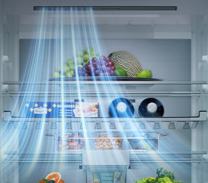 Le réfrigérateur LG avec congélateur en bas (GBBS726CEV) avec un smartphone affichant l'application ThinQ à l'avant et une icône IA bleu clair lumineuse à côté du réfrigérateur.	