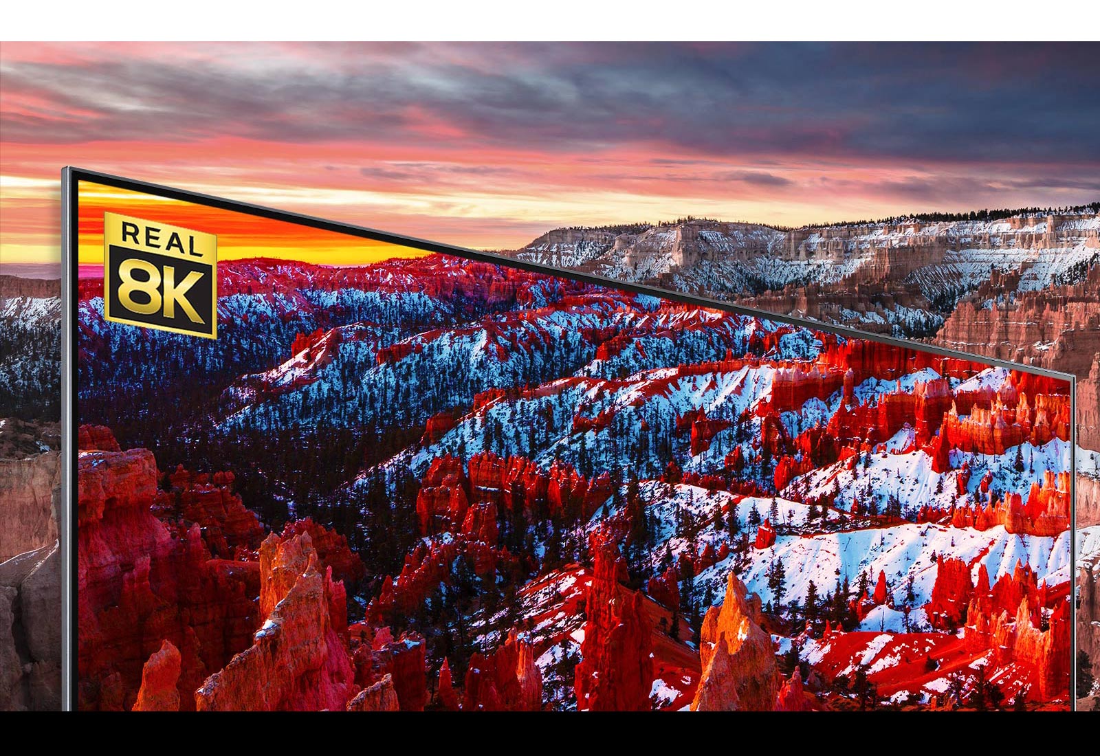 Une scène de montagnes sur un téléviseur devient de plus en plus réaliste et moins pixelisée en 8K (lire la vidéo).