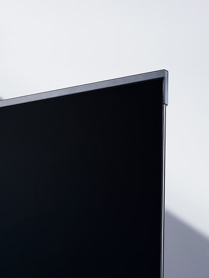 Plan rapproché du bord supérieur de l'écran du téléviseur OLED enroulable LG SIGNATURE.