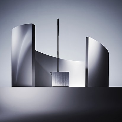 Vue latérale du corps entier du téléviseur OLED enroulable LG SIGNATURE.