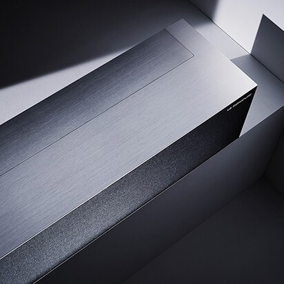 Fermez le plan supérieur entièrement caché dans sa boîte de barre de son du téléviseur OLED enroulable LG SIGNATURE.