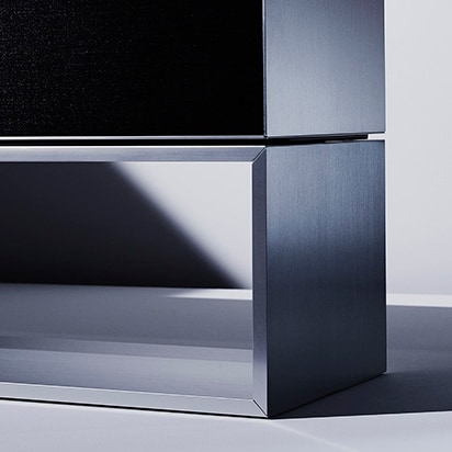 Plan rapproché du support du téléviseur OLED enroulable LG SIGNATURE.