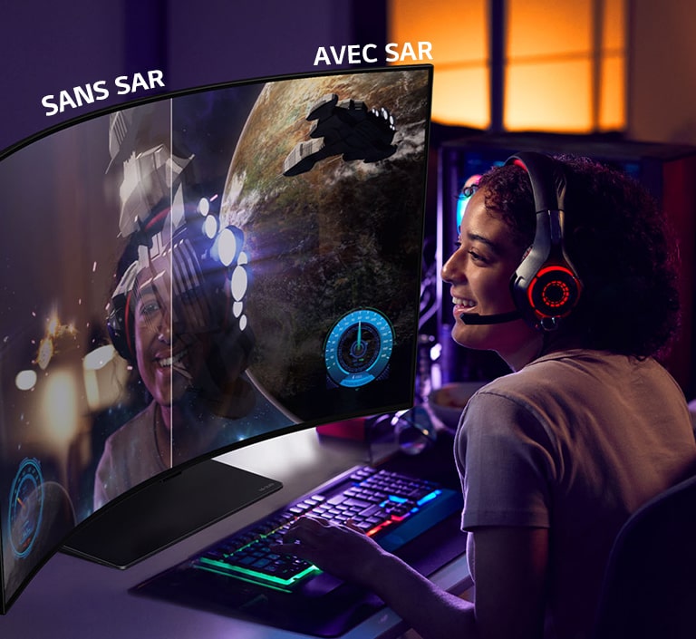 Image d’une personne jouant sur le LG OLED Flex. Le côté droit de l’écran est doté de la technologie SAR et montre les mêmes graphismes du jeu. Le côté gauche de l’écran est sans SAR et reflète le visage de la joueuse.
