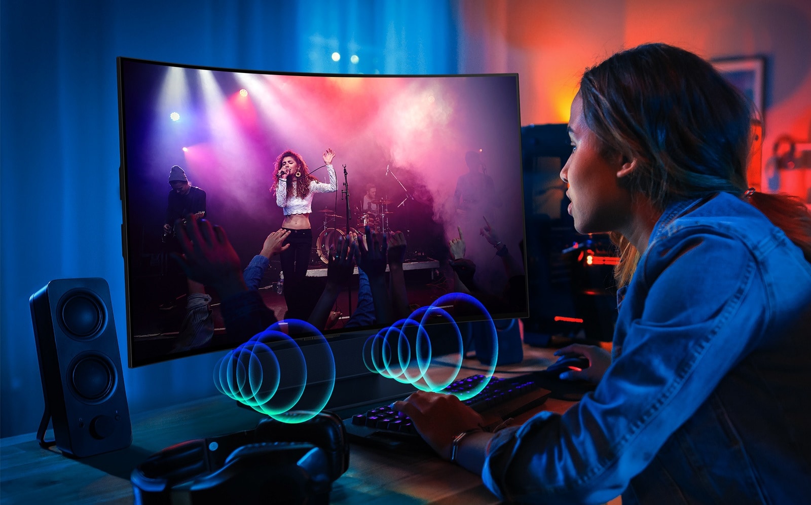 Image d’une personne regardant un concert sur un LG OLED Flex. Des bulles sonores décrivant les séquences audio sont émises à l’avant du téléviseur.