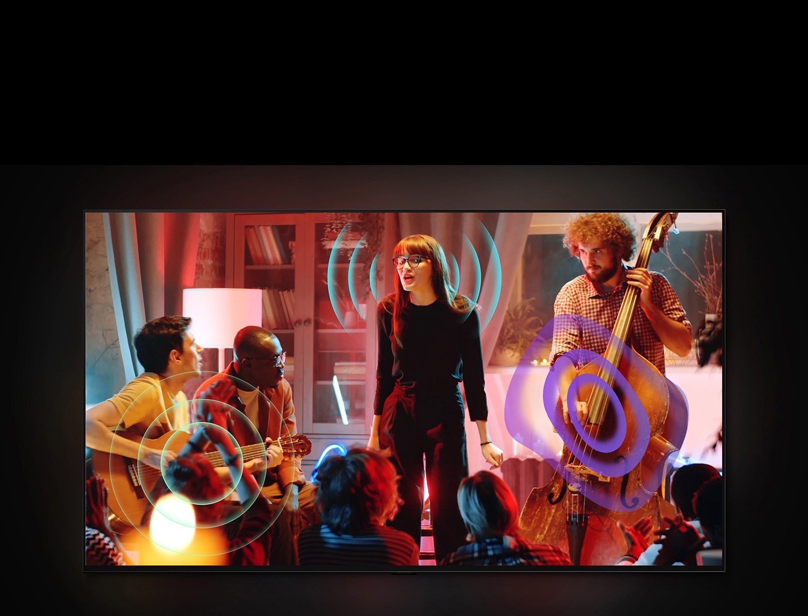 Une vidéo d’une personne qui joue du violon, avec une bulle jaune et des ondes représentant le son. La scène passe à un chanteur et un groupe qui joue un concert intime dans un salon. Des ondes sonores bleues entourent le chanteur, des ondes sonores turquoise sont émises par la guitare et des ondes sonores violettes par le violoncelle. 