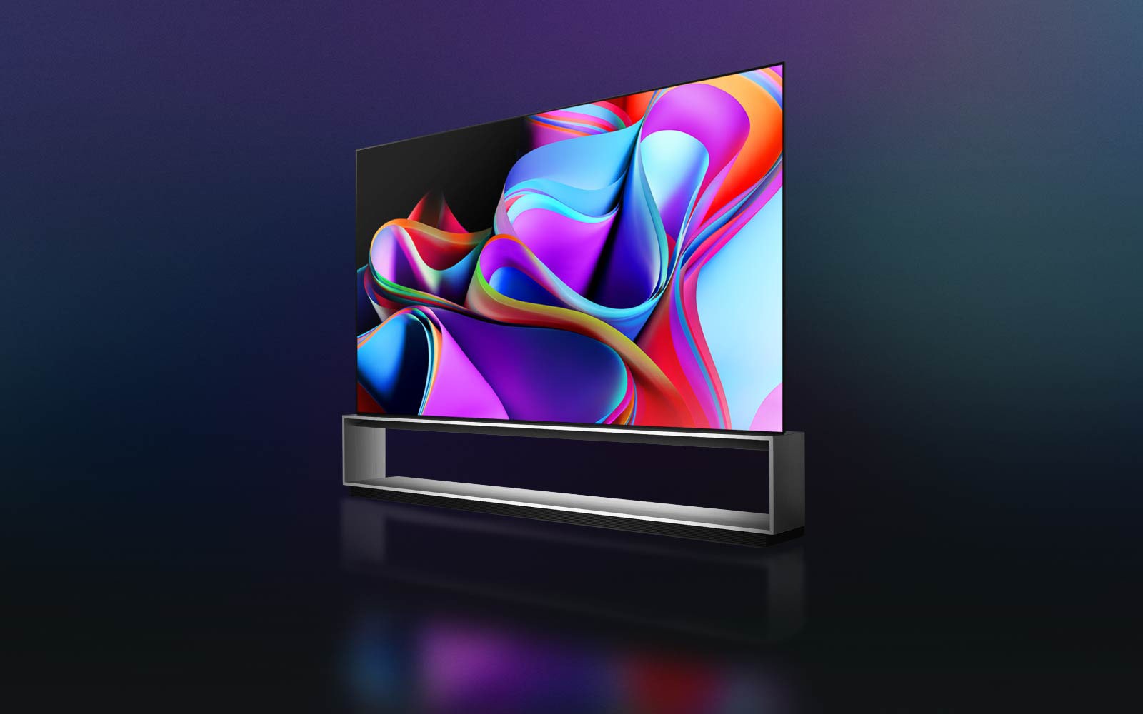 Une vidéo se lance et les mots « TÉLÉVISEUR OLED 8K LG SIGNATURE » s’affichent en police blanche alors que le support de sol du LG OLED Z3 est placé devant un fond noir. Le texte disparaît et l’écran OLED apparaît au-dessus du socle. La vidéo réalise un zoom arrière pour montrer l’intégralité du LG OLED Z3. Son écran est rempli d’une illustration colorée abstraite alors que le fond adopte une teinte bleue et violette en dégradé.