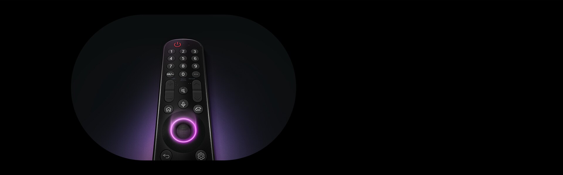Une télécommande LG Magic avec le bouton circulaire central, une lumière néon violette émanant autour du bouton pour le mettre en évidence. Une douce lueur violette entoure la télécommande sur un fond noir.