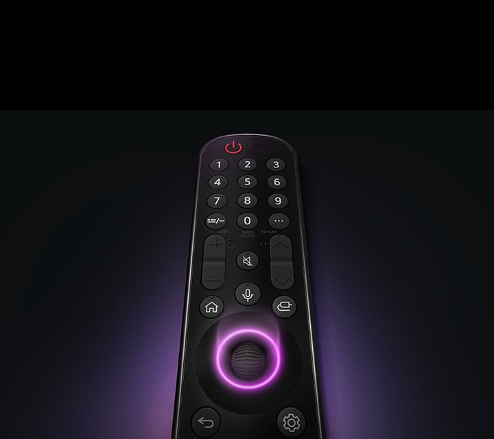 Une télécommande LG Magic avec le bouton circulaire central, une lumière néon violette émanant autour du bouton pour le mettre en évidence. Une douce lueur violette entoure la télécommande sur un fond noir.