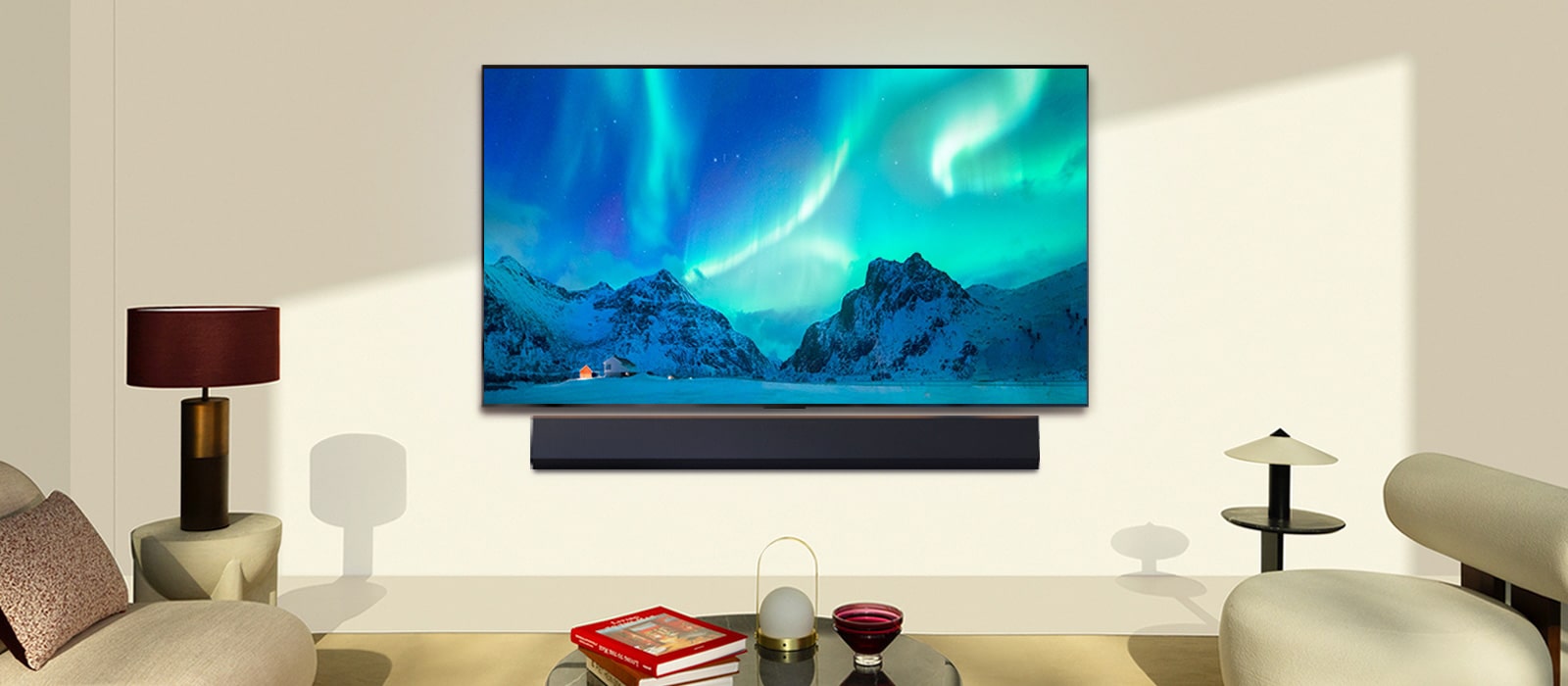 Un LG TV OLED et une barre de son LG dans un salon moderne pendant la journée. L’écran affiche une image de l’aurore boréale avec une luminosité idéale.