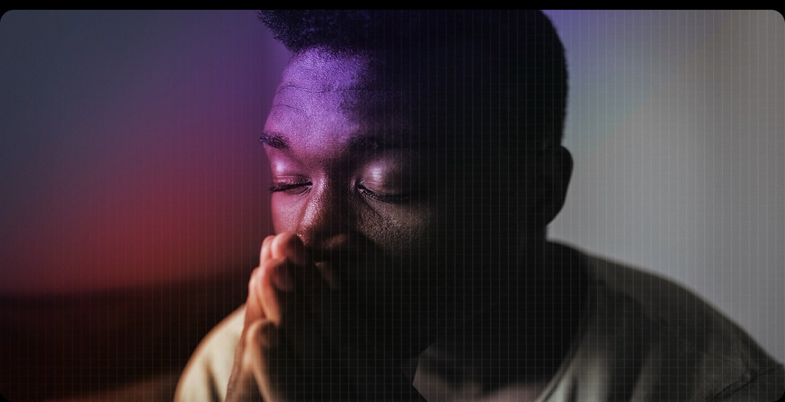 Un homme avec les yeux fermés et une expression triste dans un espace bleu froid avec une atmosphère brute et granuleuse.