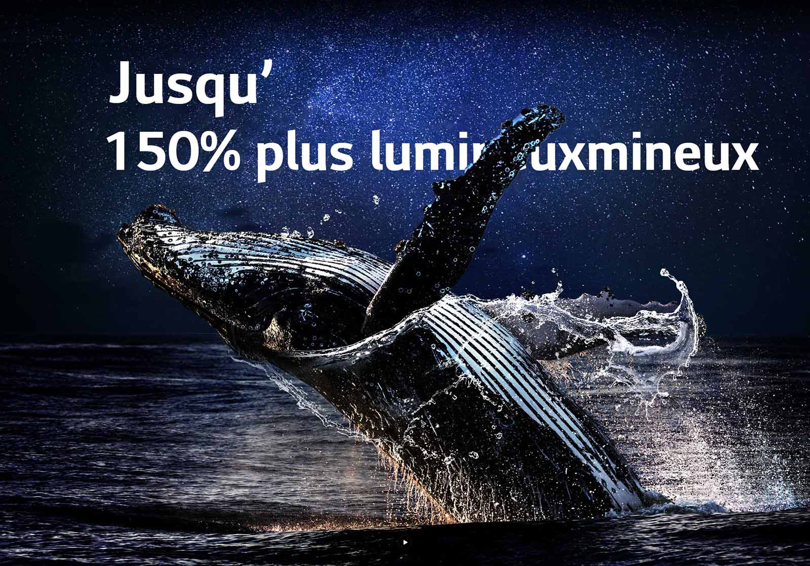 Une baleine saute de l’océan sur un fond noir. Les mots « jusqu’à 150 % plus lumineux » apparaissent au dessus de la baleine et deviennent plus lumineux.