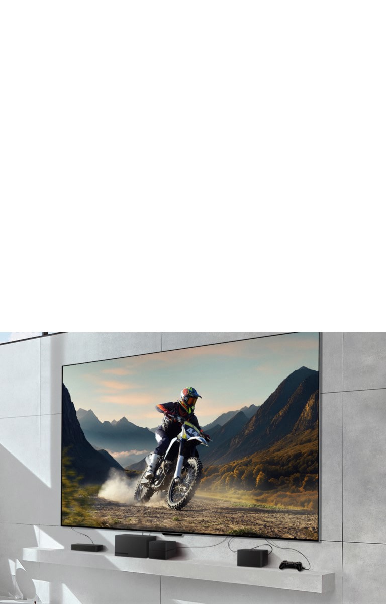 LG OLED evo M4 monté sur un mur affiche un homme qui pilote une moto sur un chemin de terre avec des appareils connectés à la TV par des câbles encombrants. Les appareils disparaissent et la caméra s’éloigne pour révéler un salon moderne et lumineux avec une Zero Connect Box sur une table avec des appareils organisés nettement en dessous. L’image s’assombrit momentanément et met en évidence la Zero Connect Box et les appareils. Un signal WiFi rouge apparaît et un faisceau de la même couleur s’étend vers la TV, alors que des cercles rouges en émanent.