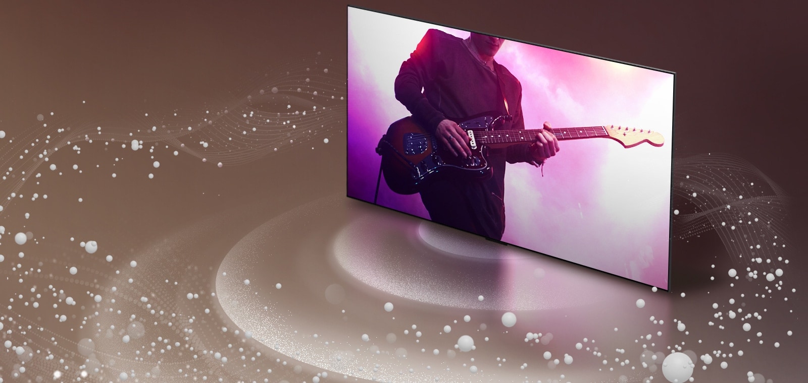 Un LG OLED evo M4 affiche des musiciens avec des bulles et des vagues de son qui proviennent de l’écran et remplissent l’espace.