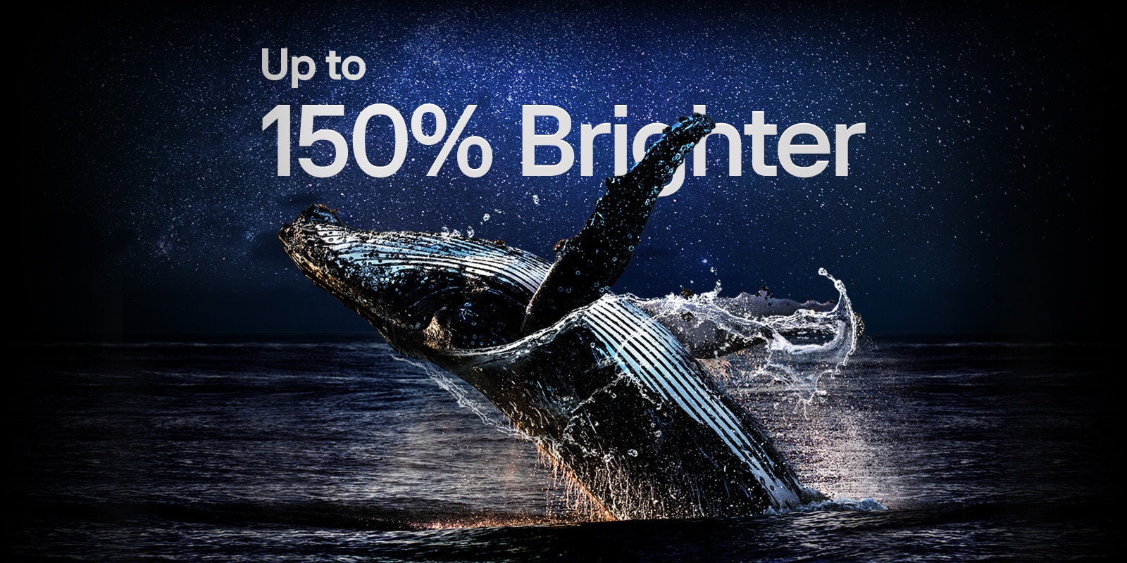 Une baleine saute de l’océan sur un fond noir. Les mots « jusqu’à 150 % plus lumineux » apparaissent au dessus de la baleine et deviennent plus lumineux.