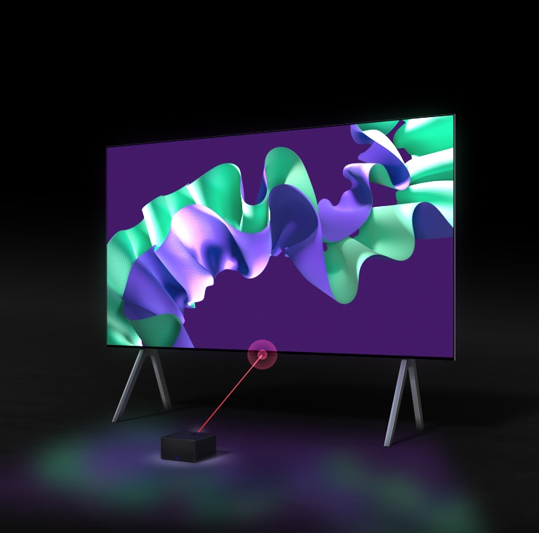Dans un espace sombre, OLED LG SIGNATURE M4 affiche une œuvre d’art abstraite violette et vert menthe à l’écran, ensuite la TV se retire et tourne à 45 degrés pour révéler une Zero Connect Box en face de la TV sur un support. Un signal WiFi rouge apparaît et un faisceau de la même couleur s’étend vers la TV. 