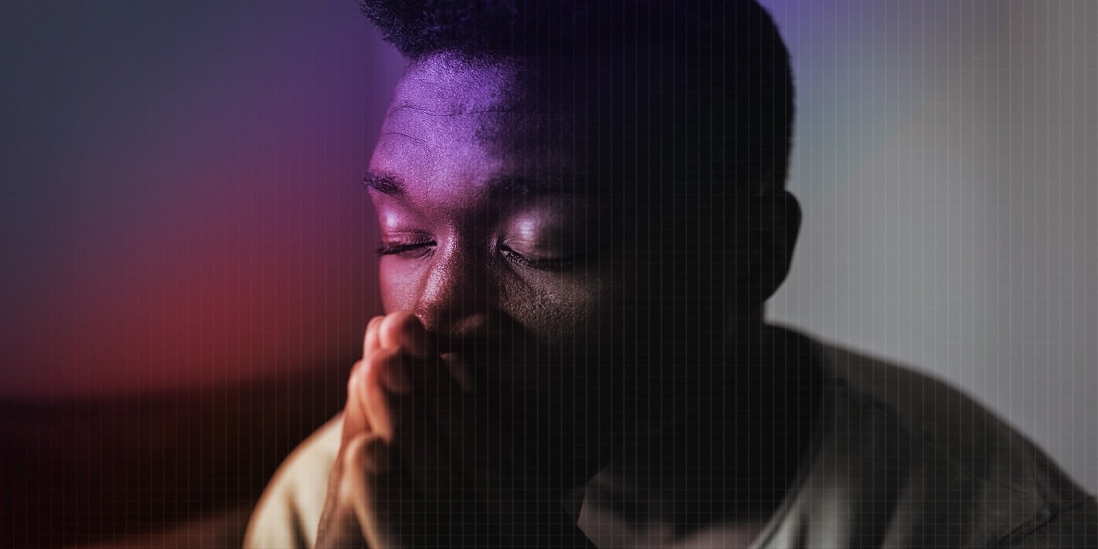 Un homme avec les yeux fermés et une expression triste dans un espace bleu froid avec une atmosphère brute et granuleuse.