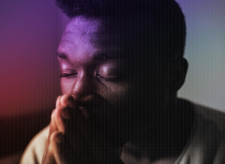 Un homme avec les yeux fermés et une expression triste dans un espace bleu froid avec une atmosphère brute et granuleuse.