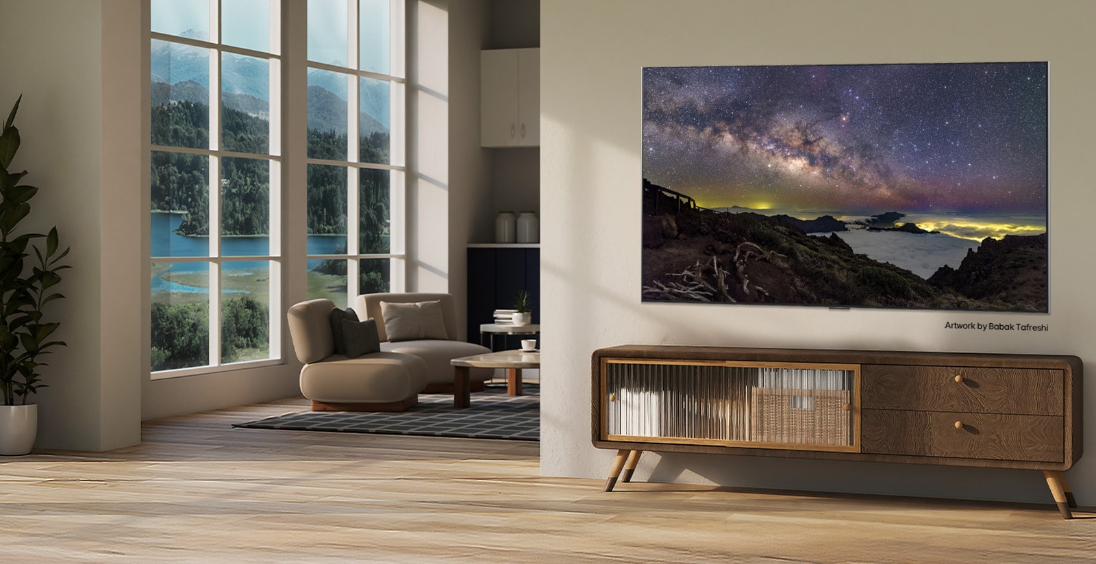 Intérieur d’une maison de campagne. Une énorme LG TV fixée au mur affiche une magnifique œuvre d’art naturelle sur son écran. La TV ressemble à une photographie suspendue au mur. 
