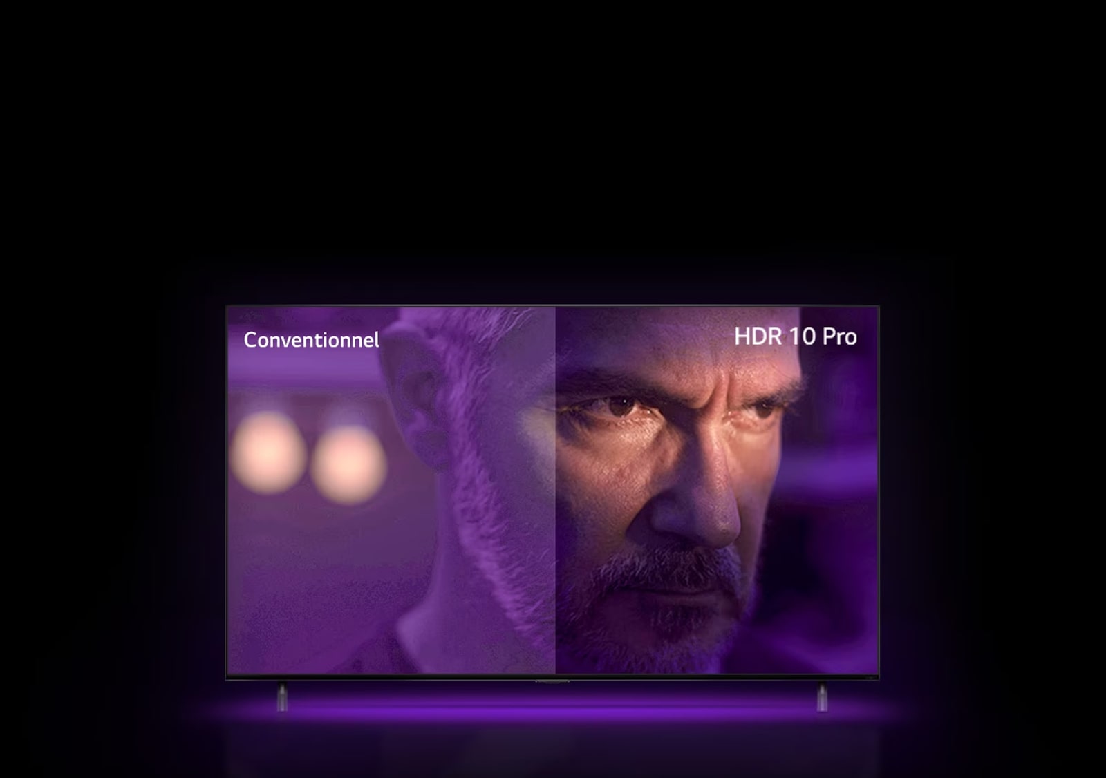 Un homme regarde dehors, l’air furieux. L’image est divisée en deux parties. Sur la partie gauche de l’image, les couleurs semblent ternes et moins vives, tandis que la partie droite semble plus vive et plus colorée. Dans le coin supérieur gauche, il est écrit « conventionnel », dans le coin supérieur droit, il est écrit « HDR 10 PRO ». 
