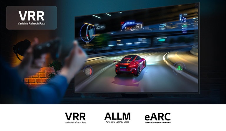 Des mains tenant la manette devant un écran montrant un jeu vidéo de voiture de course. Le logo VRR se trouve dans le coin en haut à gauche. Le logo Nvidia GeForce Now et d’autres certifications pertinentes sont visibles.
