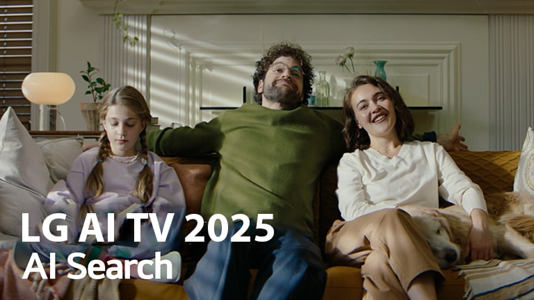 On voit le titre, LG AI TV 2025, Al Search. Une famille de trois personnes est assise sur le canapé de son salon.