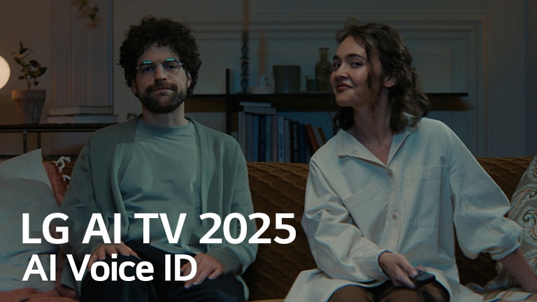 On voit le titre, LG AI TV 2025, Al Voice ID. Un homme et une femme, tenant une télécommande de TV, sont assis sur un canapé.