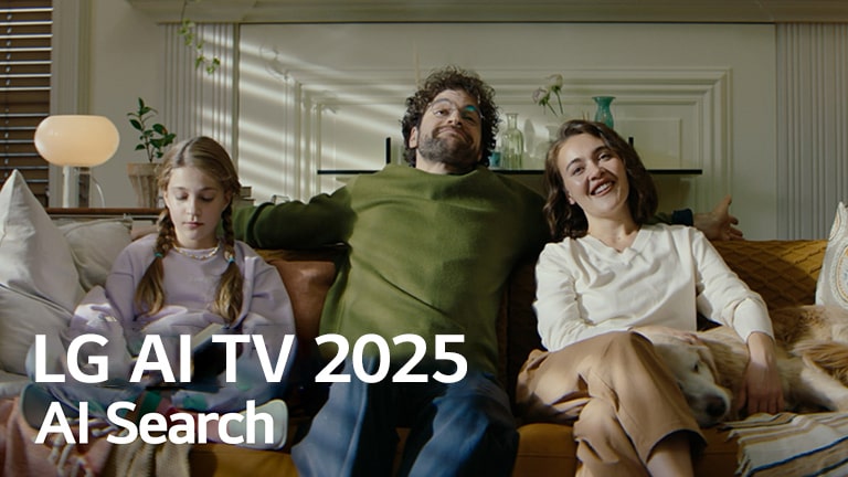 On voit le titre, LG AI TV 2025, Al Search. Une famille de trois personnes est assise sur le canapé de son salon.