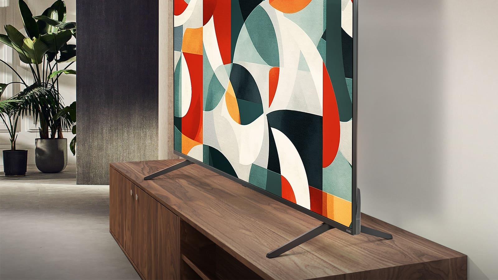 Vue légèrement inclinée de la LG QNED TV installée sur un mur au-dessus d’une LG Soundbar dans un espace de vie moderne. La LG QNED TV représente un arrière-plan abstrait en vert, blanc, rouge et orange.