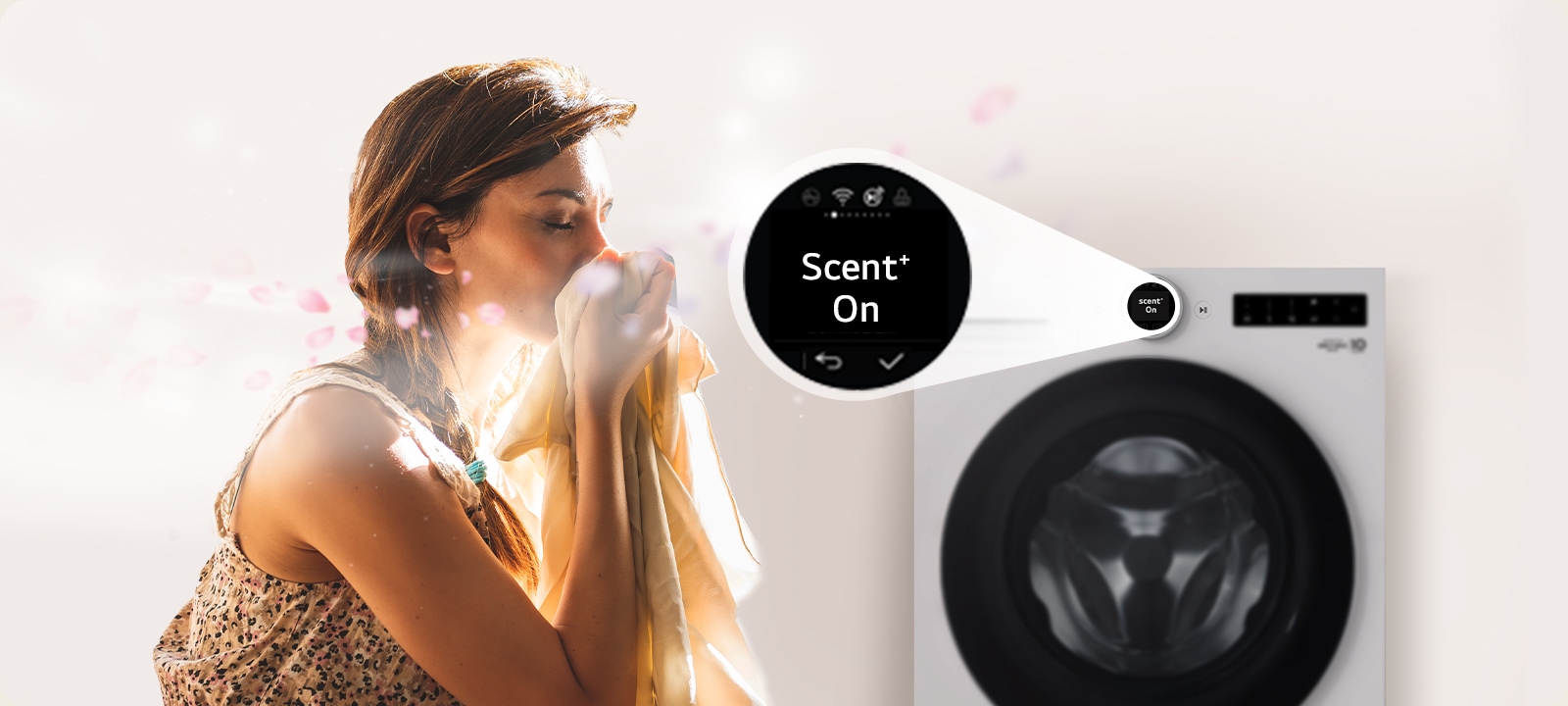 Une femme est assise en face d’une machine à laver et sent le parfum de vêtements lavés.