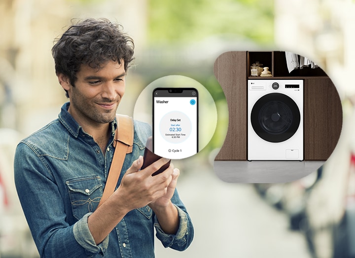 L’homme utilise l’application tout en regardant son téléphone portable.