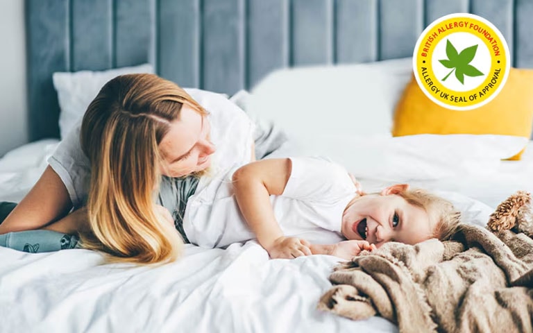 L’enfant et sa mère sont couchés sur le lit.