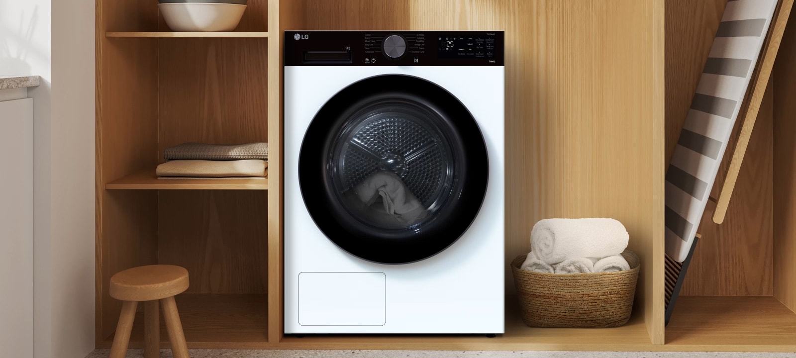 Une vidéo montrant le sèche-linge LG fonctionnant dans un intérieur sur le thème du bois tout en démontrant la fonction AI Dry