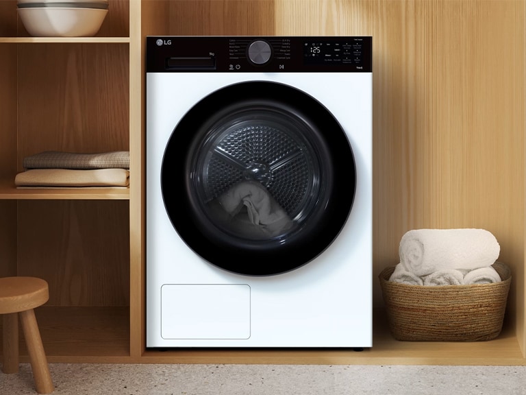 Une vidéo montrant le sèche-linge LG fonctionnant dans un intérieur sur le thème du bois tout en démontrant la fonction AI Dry