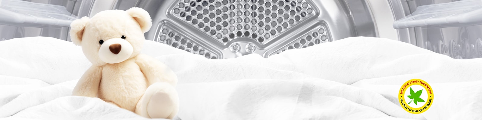 Image d’une couverture et d’un ours en peluche à l’intérieur d’un sèche-linge LG avec le logo de la British Allergy Foundation affiché
