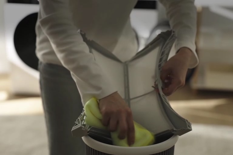 Une vidéo montrant comment nettoyer et réinstaller le filtre du sèche-linge LG en trois étapes faciles