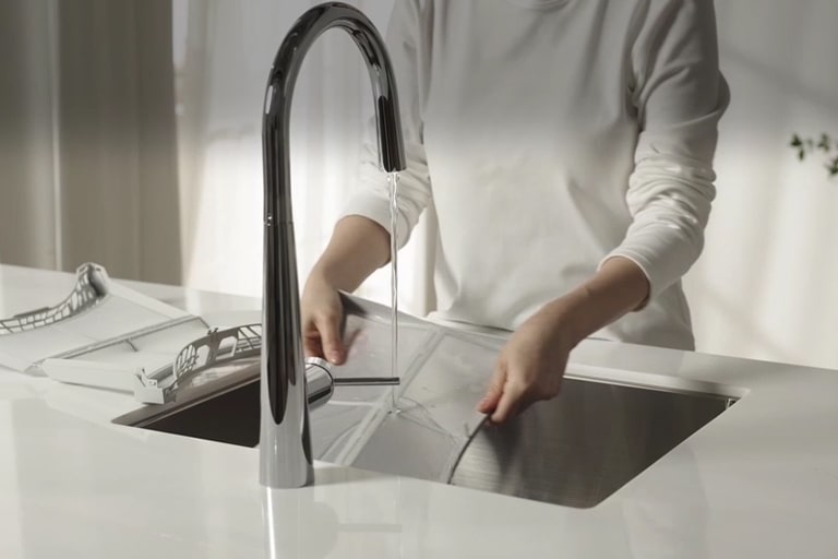 Une vidéo montrant la maintenance pas à pas du filtre pour le sèche-linge LG, du retrait des peluches à la réinstallation