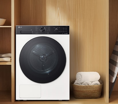 Image montrant la vue avant du sèche-linge LG dans un intérieur haut de gamme aux tons bois