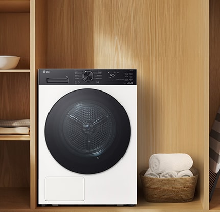 Image montrant la vue avant du sèche-linge LG dans un intérieur haut de gamme aux tons bois