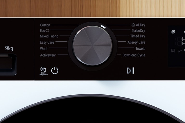 Une vidéo montrant le sèche-linge LG fonctionnant dans un intérieur sur le thème du bois tout en démontrant la fonction AI Dry