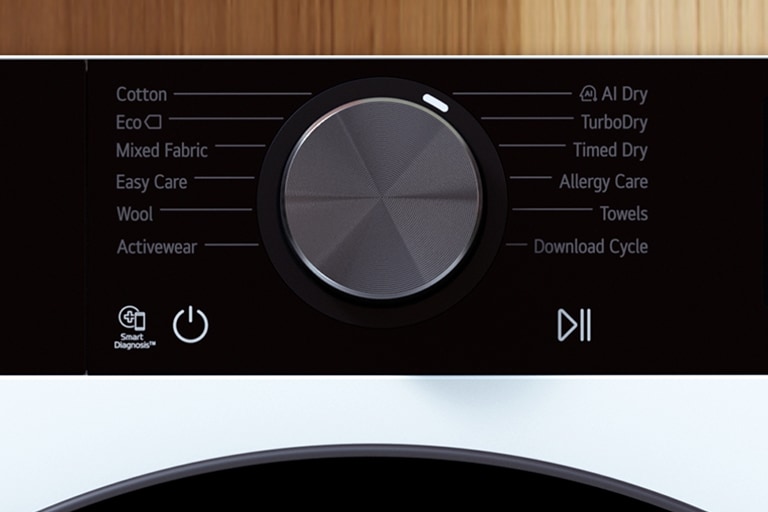 Une vidéo montrant le sèche-linge LG fonctionnant dans un intérieur sur le thème du bois tout en démontrant la fonction AI Dry