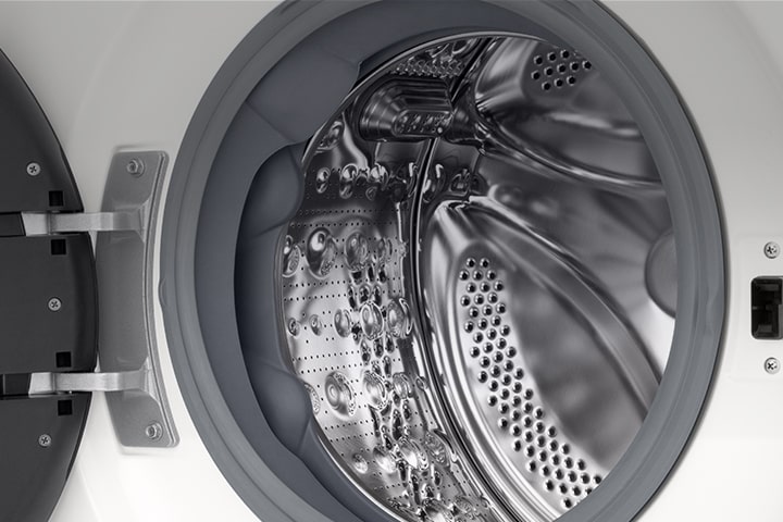 Gros plan sur le tambour de la machine à laver avec la porte ouverte