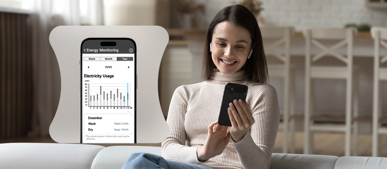 Une femme surveille sa consommation d’énergie via une application ThinQ.