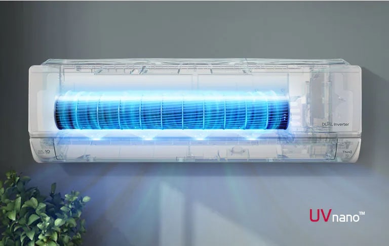 Une vidéo montre la vue de face du climatiseur installé sur un mur. La partie avant de l’appareil est transparente et s’allume pour montrer le fonctionnement interne. Les ventilateurs sont mis en évidence en bleu pour montrer la lumière LED UV qui élimine les bactéries. L’air s’échappe de l’appareil. Le logo UVnano se trouve dans le coin inférieur droit.