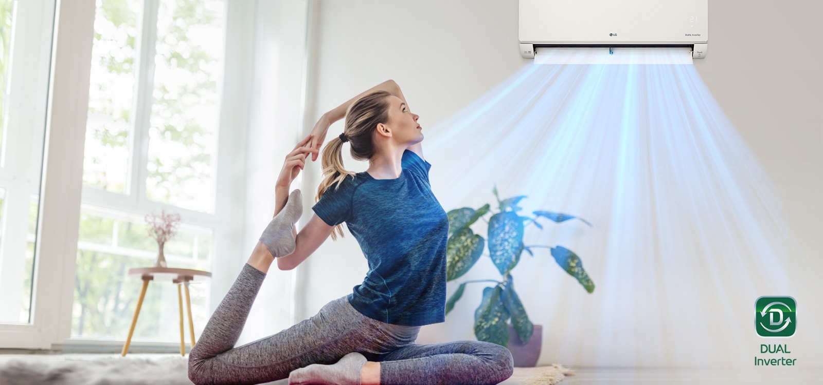 Une femme s’étire sur le sol. En arrière-plan se trouve le climatiseur, et de l’air bleu s’écoule sur la femme et la pièce. Le logo Dual Inverter se trouve dans le coin inférieur droit.
