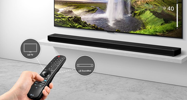 ils y a une télécommande dans la main d’une personne, commandant le téléviseur et la barre de son à l’arrière. Il y a des icônes de téléviseur et de barre de son LG.