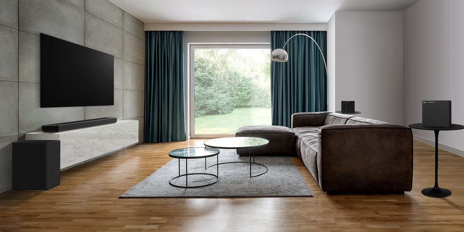 On peut voir un téléviseur, une barre de son, un caisson de basses et 2 haut-parleurs arrière dans un grand salon. Une onde avec grille sort de la barre de son, mesurant tout l’espace du salon.